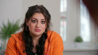 Menschen hautnah – Die Serie erzählt die Geschichten von Anna, Cosima, Dana, Gert, Jan, Micha und Peter. Alle sieben sind innerhalb ihres ersten Lebensjahres adoptiert worden. Von Anbeginn wuchsen sie in „ihrer" Familie heran, als seien sie leiblich. Ihre Herkunft wurde ihnen verheimlicht, lediglich die Familie oder die Nachbarschaft wusste Bescheid. Jahrelang warteten die Adoptiveltern auf den richtigen Zeitpunkt, um die unbequeme Wahrheit zu erzählen. Und sie verpassten ihn. - Cosima erfährt erst spät, dass sie adoptiert ist. (Die Fotos sind für alle drei Folgen verwendbar)