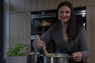 P.M. Wissen – Nermina Malanovic, Biowissenschaftlerin, forscht an Peptiden. Die stecken auch in der Hühnersuppe, die sie gerade kocht.