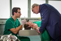 SOKO München – Arthur Bauer (Gerd Silberbauer, r.) besucht Dr. Weissenböck (Florian Odendahl, l.) in der Pathologie, der gerade die Leiche von Ralf Weller (Maximilian Neuhäußer, M.) untersucht.