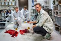 SOKO Leipzig – Prof. Dr. Rossi (Anna Stieblich, 2.v.l.), Spusi-Holger (Holger Koch, l.) und ein Spusi-Mitarbeiter (Komparse, 2.v.r.) untersuchen den Tatort und die Blutspuren. Allerdings ist das Opfer verschwunden. Moritz Brenner (Johannes Hendrik Langer, r.) ist ratlos.
