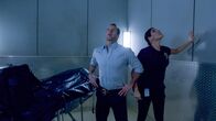 Hawaii Five-0 – (L-R): Scott Caan als Danny "Danno" Williams, Amanda Setton als Dr. Mindy Shaw.