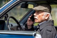 Rentnercops – Edwin (Tilo Prückner) versucht Willi anzurufen.