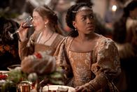 The Spanish Princess – Catherine of Aragon (l., Charlotte Hope) und Lina de Cardonnes (r., Stephanie Levi-John).