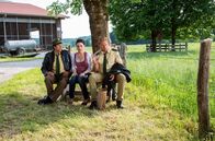 Hubert und Staller – Hubert (Christian Tramitz, r.) und Staller (Helmfried von Lüttichau, l.) erhoffen sich von der Frau des Opfers, Sabine Lange (Tatjana Clasing, M.) Hinweise auf den Täter.
