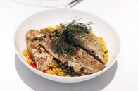 Stadt Land Kunst – Auf Hawaii nimmt Ben die Herausforderung an und serviert einen fangfrischen Papio alla Piccata, einen hawaiianischen Fisch, den er auf italienische Art zubereitet.