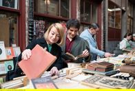 Alice (NDR) – Alice (Nina Gummich) und ihr Lebensgefährte Bruno (Thomas Guené) stöbern nach Büchern.