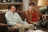 Two and a Half Men – Nachdem sich Lyndsey von Alan (Jon Cryer, l.) getrennt hat, verfällt er in Depressionen, aus denen Walden (Ashton Kutcher, r.) ihn zu erlösen versucht ...