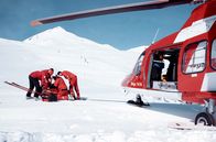 GEO Reportage – Bis zu 17.000 Notrufe erreichen die Schweizerische Rettungsflugwacht Rega pro Jahr landesweit. Hier im Oberengadin sind es etwa 600 Einsätze.