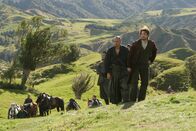 Last Samurai – Sang- und klanglos geht Nathans (Tom Cruise, r.) junge Armee gegen die Samurai unter. Katsumoto (Ken Watanabe, l.) gelingt es sogar, Nathan gefangen zu nehmen ...