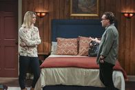 The Big Bang Theory – Ein Wochenendtrip in eine Waldhütte verläuft für Penny (Kaley Cuoco, l.), Leonard (Johnny Galecki, r.), Amy und Sheldon nicht ganz so harmonisch, wie erhofft. Währenddessen bemühen sich Howard und Bernadette, den von Bernadettes Schwangerschaft begeisterten Raj im Zaum zu halten ...