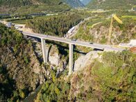 Innovation durch Desaster – Dieses Foto zeigt die Ponte Riga mit der berühmten Baustelle des Brenner-Basistunnels im Hintergrund. (Shutterstock Enterprise)
