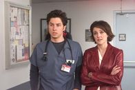 Scrubs - Die Anfänger – Jordan Sullivan (Christa Miller Lawrence, r.) und J.D. (Zach Braff, l.) warten auf das Ergebnis von Bens Untersuchung ...