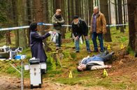 Rentnercops – Die Rentnercops Bielefelder (Bill Mockridge, 2.v.r.), Klaus Schmitz (Hartmut Volle, l.) und Vicky Adam (Katja Danowski, 2.v.l.) kommen am Tatort an und treffen auf Dr. Lara Krüger (Dela Dabulamanzi, l.).