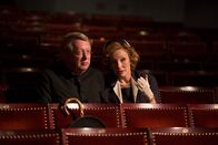 Father Brown – Lady Felicia (Nancy Carroll, r.) erklärt Father Brown (Mark Williams, l.) die Handlung des Theaterstücks.