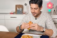 Einstein – Einstein Hype um personalisierte Ernährung – Was bringt’s? Tobias Müller isst einen Burger. Copyright: SRF
