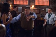 Brooklyn Nine-Nine – (v.l.n.r.) Amy Santiago (Melissa Fumero); Scully (Joel McKinnon Miller); Charles Boyle (Joe Lo Truglio)
