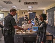 9-1-1 Notruf L.A. – Officer Brogan McCluskey (Karl Makinen, l.); Athena (Pepi Sonuga, r.)
