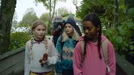 Glow – Kim soll den anderen den Weg zur Hütte im Wald zeigen. Aber sie hat keine Lust dazu. (v.l.n.r.: Anine Bonnevie Nagell-Høyer, Bianca Ghilardi-Hellsten, Solyana Tesfaye Tikabo)
