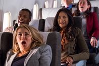 Mayday - Alarm im Cockpit – Passagiere (gespielt von Darstellern im Hintergrund) an Bord des Comair-Flugs 3272 geraten in Panik, als das Flugzeug in den Sturzflug übergeht. (Bildnachweis: Cineflix/Darren Goldstein)