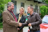 Die Rosenheim-Cops – Kaum ist Kommissar Stadler (Dieter Fischer, l.) zurück in Rosenheim, wird er von den Kollegen Bergmann (Florian Fitz, r.) und Mohr (Max Müller, M.) zum Mord an einem Maler gerufen.