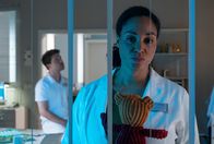 In aller Freundschaft – Dr. Lucia Böhm (Vanessa Rottenburg) muss das Jugendamt informieren. Ihr alleinerziehender Patient Sven Schiller muss in der Klinik bleiben und hat niemanden, der seine neunjährige Tochter betreuen kann. Sie fühlt sich schlecht, da sich der Vater dagegen so wehrt. Auch Kris Haas (Jascha Rust) weiß, dass es keine andere Möglichkeit gibt und versucht Lucia die Schuldgefühle zu nehmen..