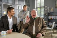 Die Rosenheim-Cops – Rufus Erlinger (Harry Täschner, r.), der um den guten Ruf seiner Knödelfabrik fürchten muss, steht bei den Kommissaren Hansen (Igor Jeftic, l.) und Hartl (Michael A. Grimm, m.) ganz oben auf der Liste der Verdächtigen.