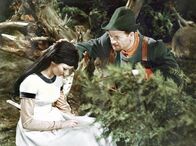Schneewittchen – Der Jäger (Harry Hindemith) hat Mitleid mit Schneewittchen (Doris Weikow) und widersetzt sich dem Befehl der bösen Schwiegermutter, das Mädchen zu töten und lässt es leben.