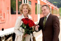 Um Himmels Willen – Wöller (Fritz Wepper) holt Rosemarie (Katrin Ackermann) vom Bahnhof ab.