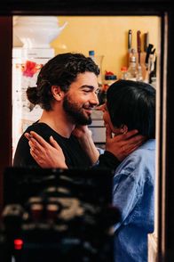 neoriginal: Survivors – Lorenzo (Giacomo Giorgio) ist total verliebt in Alex (Sophie Pfennigstorf) und möchte gerne den Rest seines Lebens mit ihr verbringen.