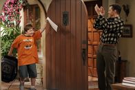 Two and a Half Men – Voller Freude präsentiert Jake (Angus T. Jones, l.) seine Eins in Geschichte. Alan (Jon Cryer, r.) ist stolz auf seinen Sohn ...