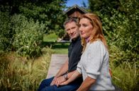 Sturm der Liebe – Alexandra (Daniela Kiefer, r.) gelingt es, wieder etwas Nähe zu Christoph (Dieter Bach, 2.v.r.) zuzulassen.