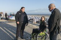 Wilsberg – Die Leiche am Norderneyer Strand hat das Interesse von Wilsberg (Leonard Lansink, r.) und Merle (Janina Fautz, M.) geweckt. Die Inselpolizistin Grit Vierboom (Nadine Wrietz) mag es allerdings nicht, wenn sich Fremde in ihre Angelegenheiten einmischen.