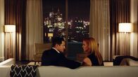 Suits – Donna (Sarah Rafferty) hat sich auf eine romantische Liaison mit Thomas Kessler (Sascha Roiz), einem erfolgreichen Unternehmer, eingelassen. Die Beziehung ist zunächst harmonisch, aber Donna spürt zunehmend, dass ihre Gefühle für Harvey nicht verschwunden sind.