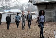 MacGyver – Auf der Suche nach dem Verbrecher Aaran Deckard stoßen MacGyver (Lucas Till, 2.v.r.) und Jack (George Eads, 3.v.l.) auf die Kopfgeldjäger der berüchtigten Colton-Familie