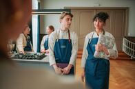 Die Cooking Academy – Rafael Müller (Louis Jérôme Wagenbrenner, l.); Juliette Moradi (Tiesan-Yesim Atas, r.)