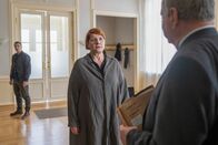 Der Staatsanwalt – Oberstaatsanwalt Bernd Reuther (Rainer Hunold, r.) und Oberkommissar Max Fischer (Max Hemmersdorfer, l.) sehen sich mit der Architektin Hannah Lambertz (Susanne Böwe, M.) konfrontiert. Es stellt sich die Frage, wie sie in den aktuellen Fall involviert ist?