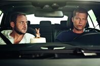 Kokowääh 2 – Als Tristan (Samuel Finzi, l.) beschließt, bei dem von Katharina verlassenen Henry (Til Schweiger, r.) einzuziehen, wird schon schnell deutlich, dass Magdalena die einzige ist, die den Haushalt wirklich schmeißen kann ...