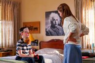 Young Sheldon – Sheldon Cooper (Iain Armitage, l.); Mary Cooper (Zoe Perry, r.)