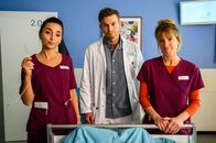 Bettys Diagnose – Ava Edemir (Rona Özkan, l.), Dr. Paul Eckart (Florian Frowein) und Rike Köhler (Isabell Horn, r.)