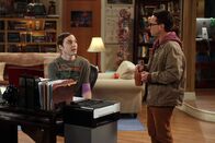 The Big Bang Theory – Amy begleitet Sheldon (Jim Parsons, l.) und die Jungs in Stuarts Buchladen, obwohl sie sich für Sheldons Vorliebe für Comics nicht sonderlich begeistern kann. Stuart ist von Amy angetan und bittet deshalb Leonard (Johnny Galecki, r.) bei Sheldon nachzufragen, ob es okay sei, wenn er Amy zu einem Kaffee einlädt ...