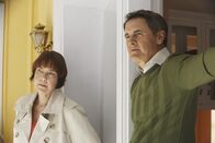 Desperate Housewives – Susan trauert um einen Freund, während Felicia (Harriet Sansom Harris, l.) mit Paul (Mark Moses, r.) Frieden schließen möchte ...