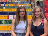Verrückt nach Meer – Rio de Janeiro in Brasilien. Die Passagierinnen Christine Spindler (links) und Lisa Forster machen eine Stadttour auf eigene Faust, dabei machen sie sich auf den Weg ins Künstlerviertel Santa Teresa.