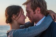 Seebad-Saga – Morten Enevoldsen (Morten Hemmingsen, r.) und Fie Kjaer (Rosalinde Mynster, l.).