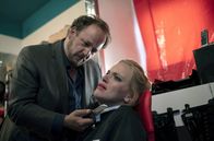 Großstadtrevier – Falk Drach (Andreas Anke, l.) mutmaßt, dass Jenny Ulreich (Julia Brand, r.) ihn an die Polizei verraten hat.