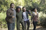Scorpion – Wird es Sylvester (Ari Stidham, l.), Toby (Eddie Kaye Thomas, 2.v.r.) und Happy (Jadyn Wong, r.) gelingen einen Weg aus den Wäldern zu finden, bevor der Pilot Marcus (Rick Ravanello, 2.v.l.) seinen Verletzungen erliegt?
