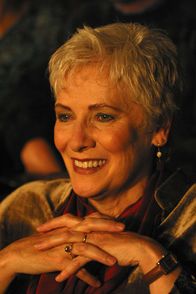 Monk – Sharonas Mutter (Betty Buckley) amüsiert sich beim Theaterstück, in dem ihre Tochter Gail eine große Rolle spielt.