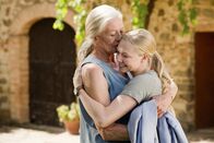 Briefe an Julia – L-R: Claire (Vanessa Redgrave), Sophie (Amanda Seyfried)