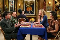 Two and a Half Men – Charlie (Charlie Sheen, l.) ist es leid, sich immer nur mit hirnlosen Frauen abzugeben und lässt sich deshalb von seinem Bruder Alan (Jon Cryer, 2.v.l.) zu einem gemeinsamen Abendessen mit Alans Freundin Donna (Kimberly Quinn, 2.v.r.) und deren Freundin, der attraktiven, gebildeten Richterin Linda (Ming Wen, r.) überreden. Charlie schneidet vor Aufregung schlüpfrige Themen an und ist bei Linda sofort unten durch ...