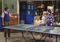 The Big Bang Theory – Ein ganz besonderes Tischtennis-Turnier richten Bernadette (Melissa Rauch, 2.v.r.), Howard (Simon Helberg, r.), Amy, Penny (Kaley Cuoco, 2.v.l.) und Raj (Kunal Nayyar, l.) aus ...