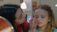Geschwisterschreck – Adriana (Esra Nur Kula) zeigt Sigrid (Maria Ross), wie man sich schminkt.